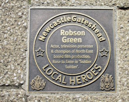 Robson Green immortalisé sur Quayside‘s Walk of Fame, avec les plaques d‘autres noms légendaires du North East