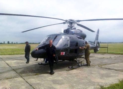 Robson prépare sa cascade en hélicoptère