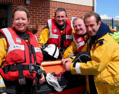 Robson et l‘équipe de sauvetage en mer de la RNLI (Royal National Lifeboat Institution)